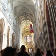 Con mi bandera peruana en La Catedral de San Vito, San Wenceslao y San Adalberto en el Castillo de Praga con el grupo andino fin del abril de 2014