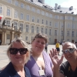 !Ayer! - el 15 / 7 / 2018 con don Rodolfo y su buena esposa Gabi de Buenos Aires que vinieron a visitar a su muy buen amigo, Carlos, a Viena y junto hacen gira por Europa en auto. Gente maravillosa. Selfie delante de la oficina de nuestro presidente.
