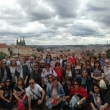 El grupo gigantesco todo junto en el mirador de Praga en la Ciudad del Castillo, mayo de 2016