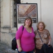 Con Irene, esposa de Ernesto - muy buena gente. Delante del Monasterio de Strahov, agosto 2012