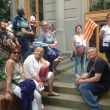 El grupo aficionado por la m�stica jud�a - Kabala, organizado por Rosana, que vin� a Praga de Barcelona, para rezar donde la tumba de Maharal en el cementerio jud�o de Praga, en la visita por el Barrio Jud�o el d�a 12 de junio del 2015