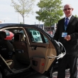 Jos�, su gu�a oficial de Espa�a - Licenciado y chofer profesional les abre la puerta