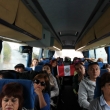 Los peruanos y andinos en autobus con la bandera del Per� que se la regal� partiendo de Praga a Viena, noviembre de 2013
