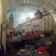En uno de los sótanos más antiguos de Praga cenando durante el tour de la cerveza con la párroquia de Segovia, diciembre de 2016